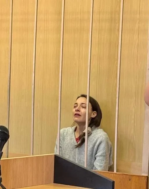 Актрису Александру Дроздову, которая ранила ножом возлюбленного, отправили под домашний арест. Она говорит, что защищала своего ребёнка