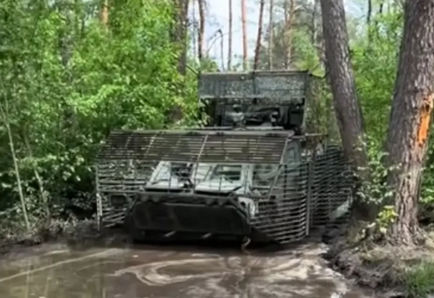 Показана попытка боевиков ВСУ при помощи танка Т-64БВ вытащить застрявший БТР-4Е