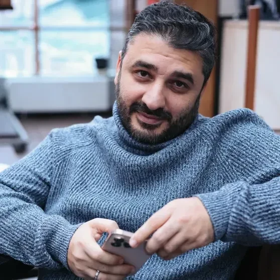 "Если ты работаешь только на себя, это эгоизм и дорога в никуда". Сарик Андреасян рассказал, почему берёт в кино своих родственников