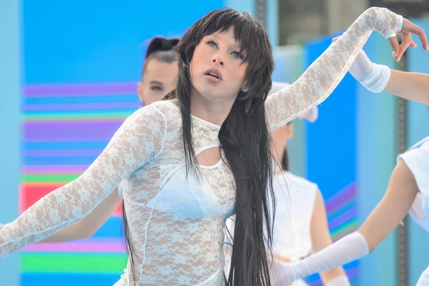 Певица IOWA появилась на концерте в День защиты детей в странном костюме