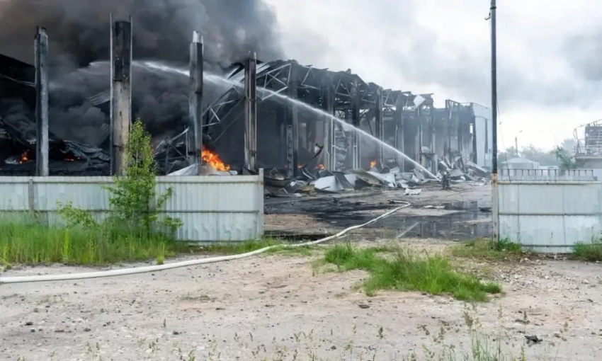 Показаны кадры мощной детонации в результате удара ВС РФ по промпредприятию в Тернополе