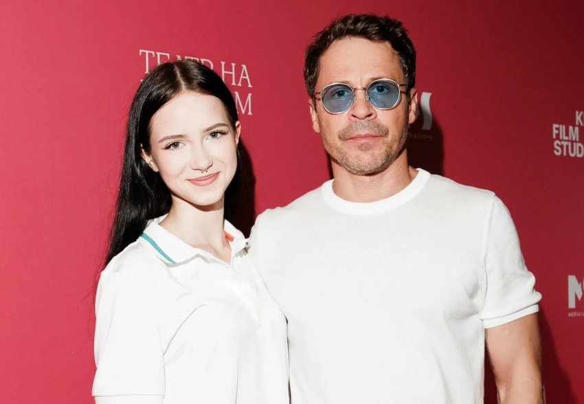 Павел Деревянко с дочерью, Виктория Дайнеко с мужем, Саша Савельева, Аврора Киба, Прохор Шаляпин и дочь Тимати на премьере сериала "Три сестры"