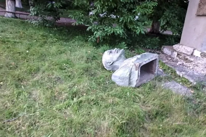 На Украине снесли последний памятник Ленину