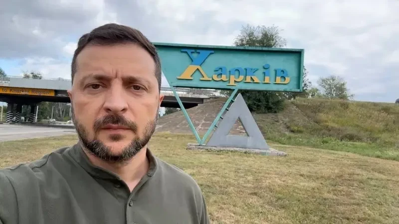 Лучший подарок харьковчанам: Зеленский сделал дежурное селфи на фоне стелы Харькова