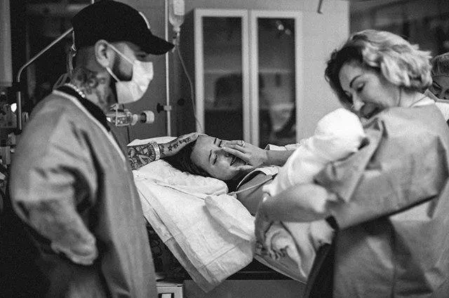 Перерезала пуповину и "помогала" рожать: в сети обсуждают, что мать Тимати присутствовала на родах Валентины Ивановой и Анастасии Решетовой