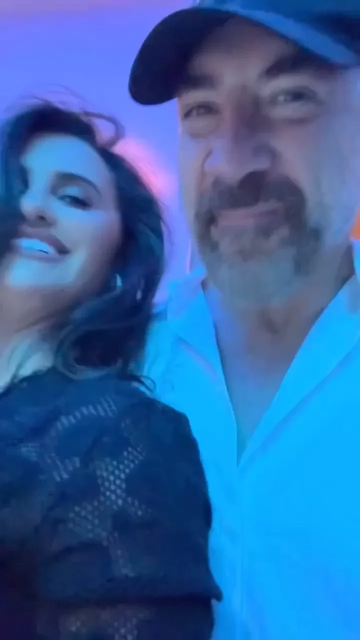 Пенелопу Крус и Хавьера Бардема засняли вместе на концерте Bad Bunny