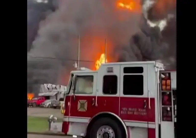 Очередной взрыв в США: сообщается о масштабном пожаре в Луизиане