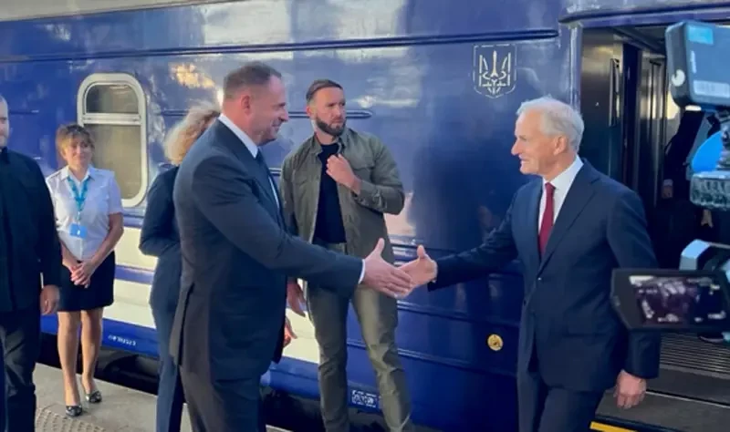 Приезжают в вагонах, обещают новые деньги для ведения войны против России - о визитах западных чиновников в Киев