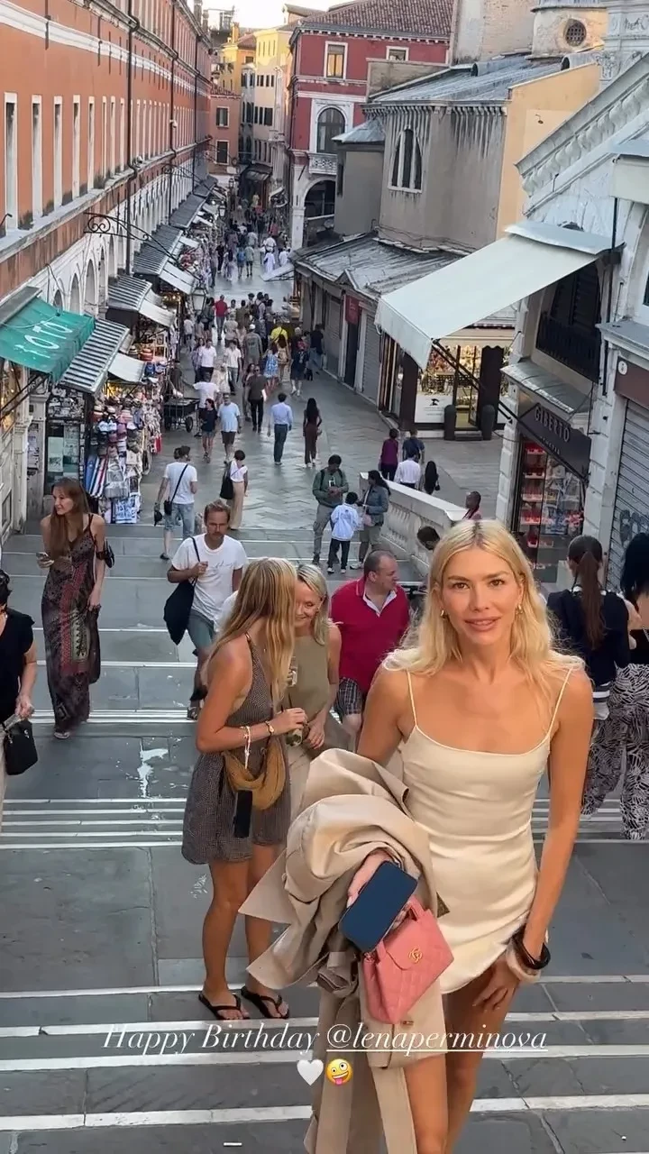 Тарас Романов поздравил Елену Перминову с 39-летием во время прогулки по Венеции